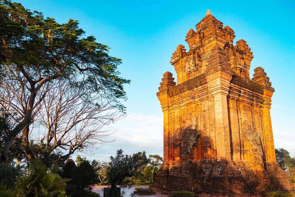Tháp Nhạn là một trong Các Điểm Tham Quan Kết Hợp Khi Đi Gành Đá Đĩa